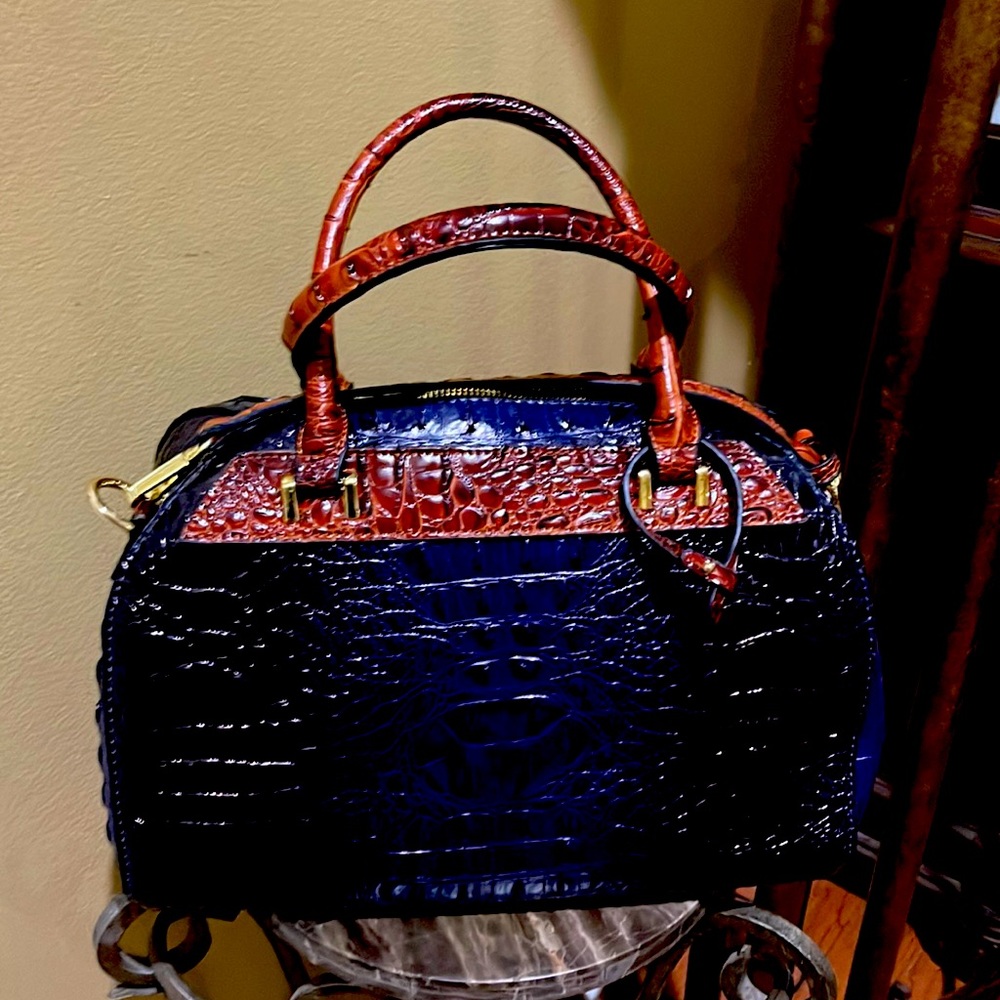 Beautiful Rich Leather Bag with Exquisite Look an bringing quality to you.